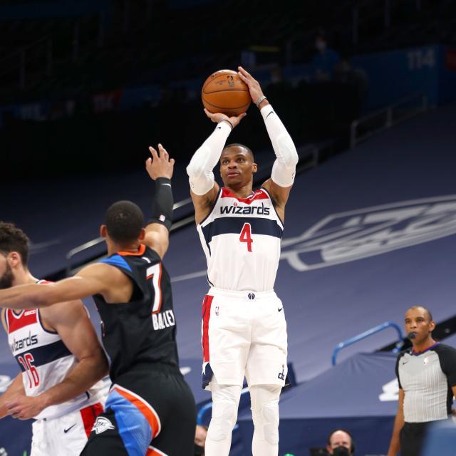 欧冠官方app-近11战砍10次三双！韦少距加冕历史三双王只差一步